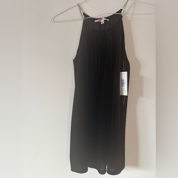 Elegant Black Sleeveless Top - Picture 2 of 4